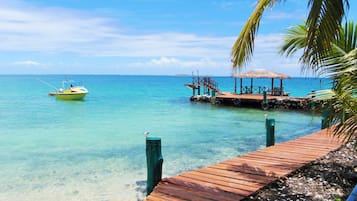 En la playa, snorkel, kayaks y pesca