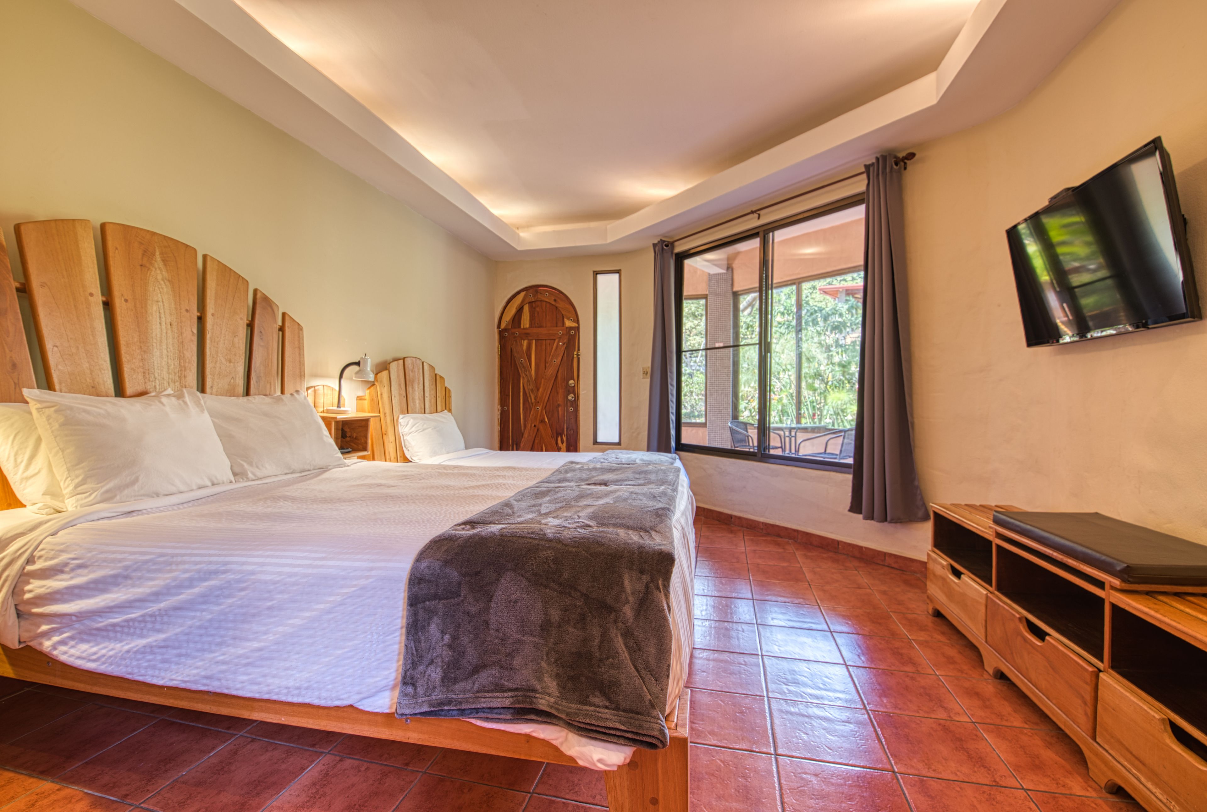 Habitación triple | Ropa de cama de alta calidad y tabla de planchar con plancha 