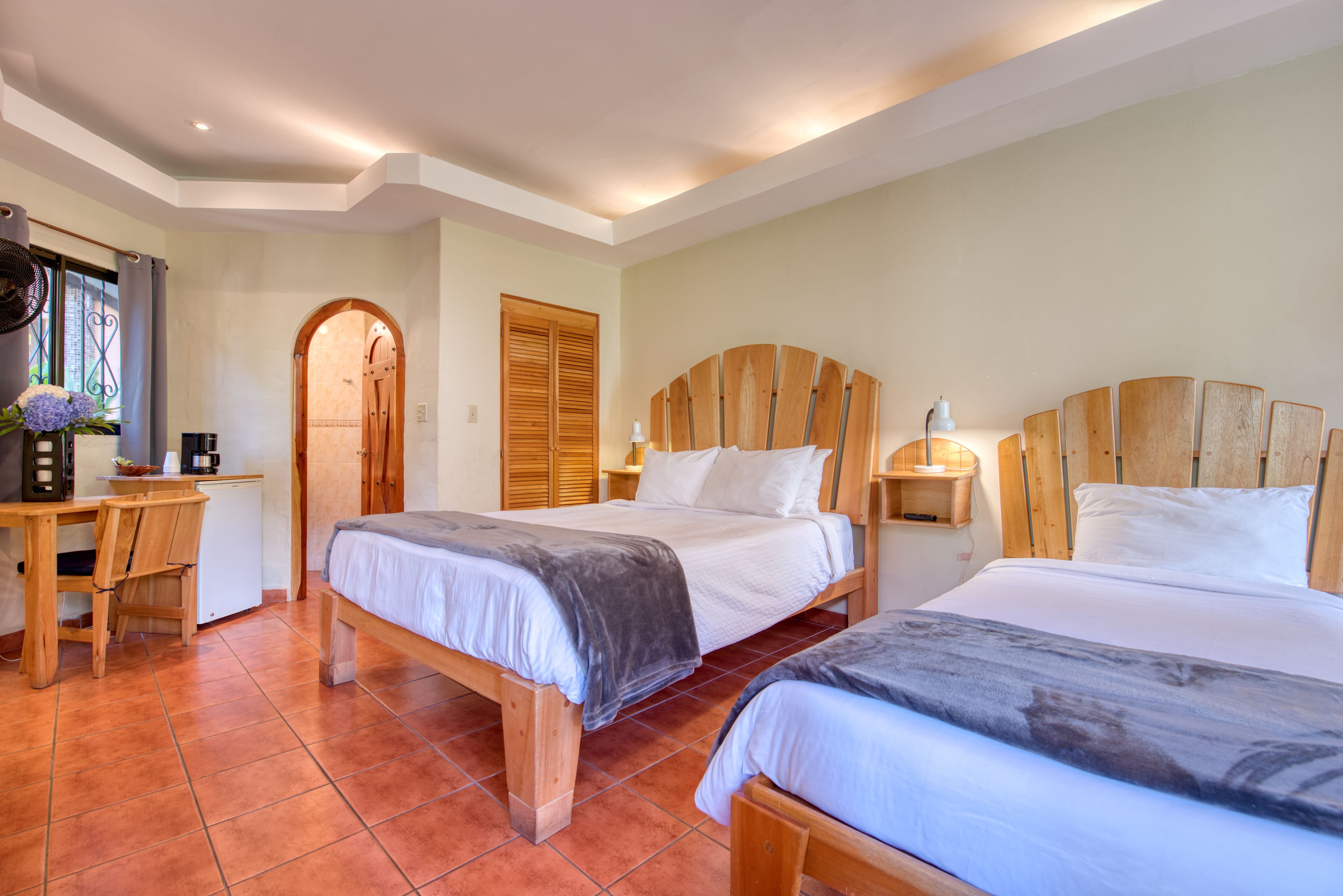 Chambre Triple | Literie de qualité supérieure, fer et planche à repasser, Wi-Fi gratuit