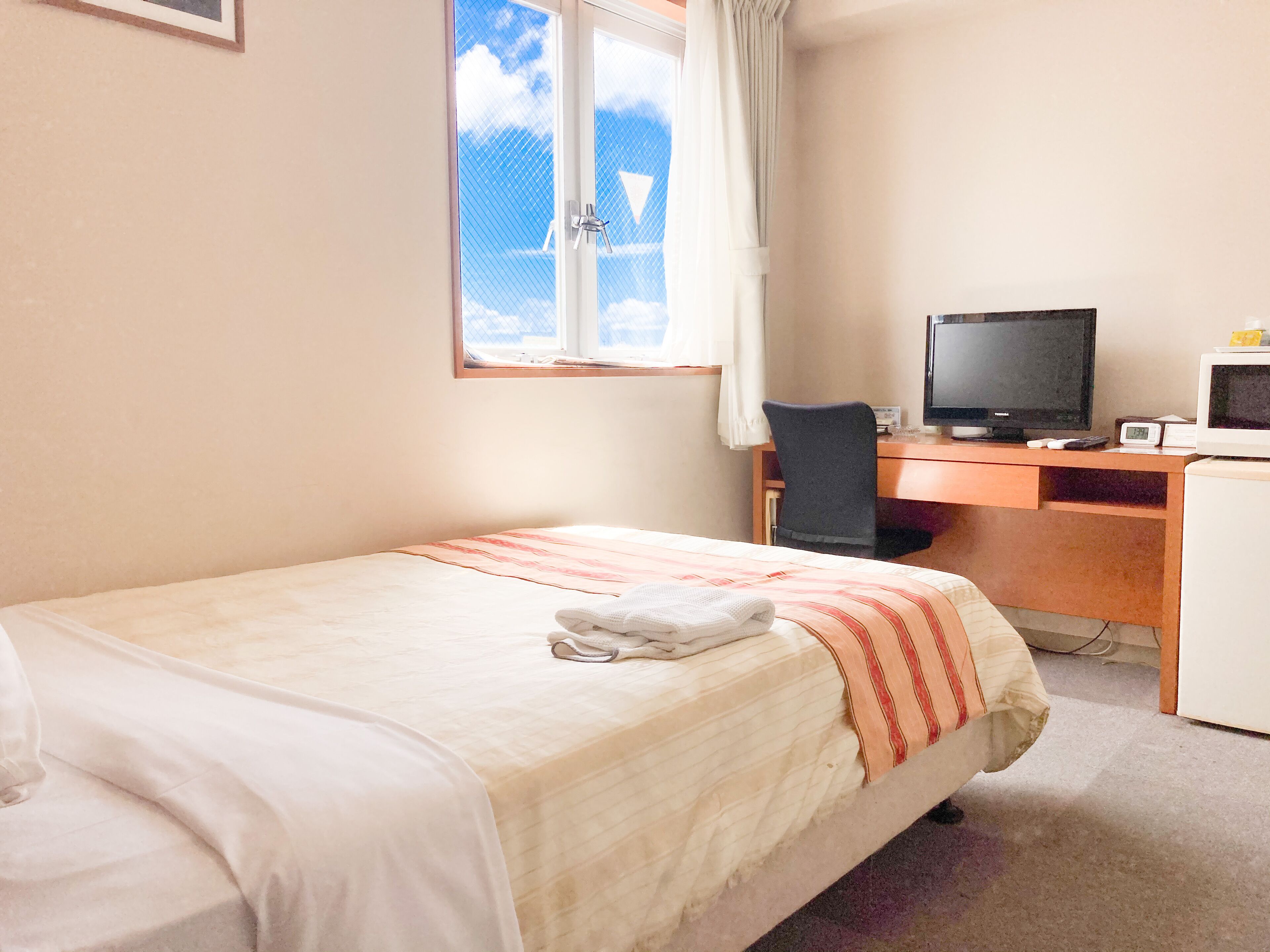 Tabla de planchar con plancha, wifi gratis, ropa de cama