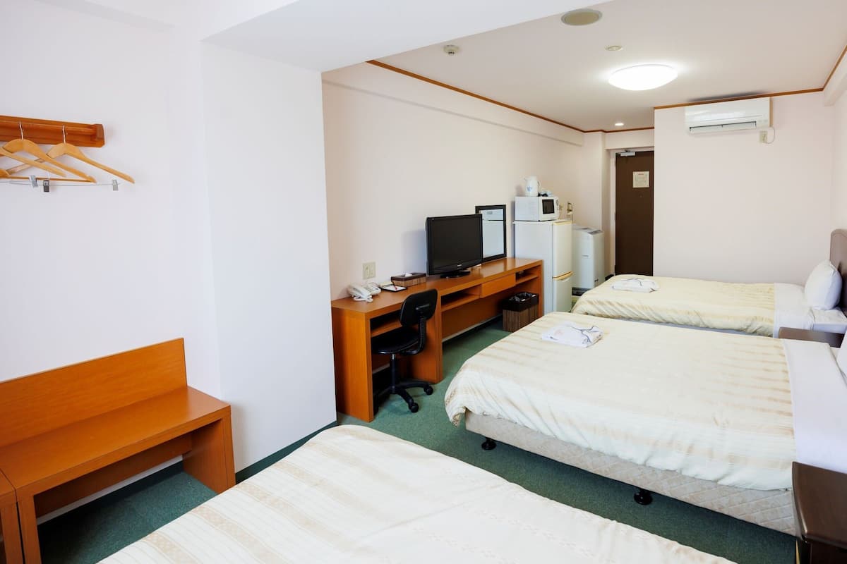 Tabla de planchar con plancha, wifi gratis y ropa de cama