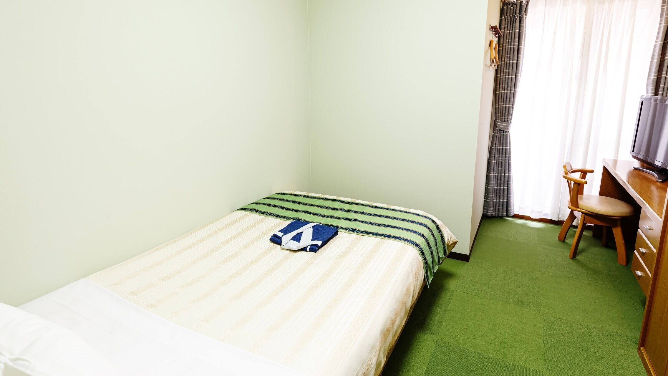 Desk, free WiFi, bed sheets