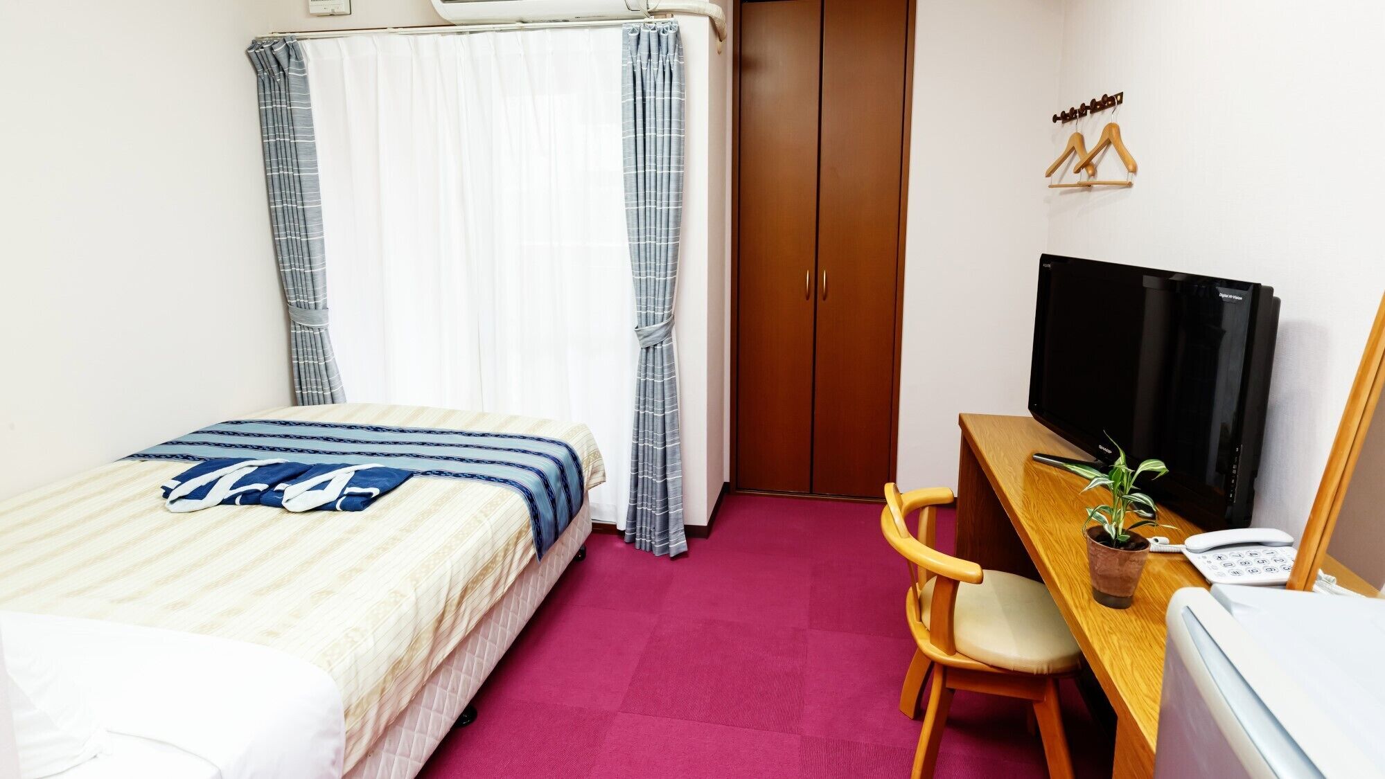 Desk, free WiFi, bed sheets