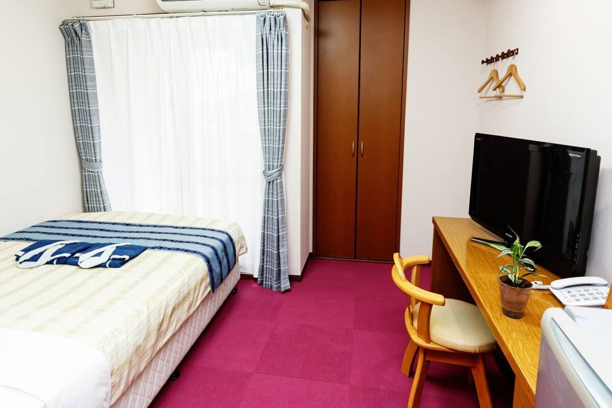 Desk, free WiFi, bed sheets