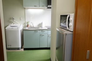 Værelse med 2 enkeltsenge - 2 soveværelser | Privat køkken | Køleskab, mikrobølgeovn, elkedel, køkkentøj/tallerkener/redskaber