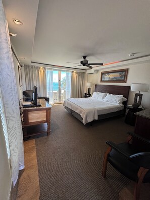 Panoramic Room, 1 King Bed, Ocean View, Oceanfront | In-room safe, individually decorated, individually furnished - Hotel Coral Reef (Kapaa)