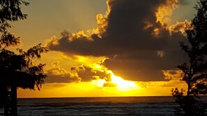 Am Strand, Liegestühle, Sonnenschirme, Strandtücher