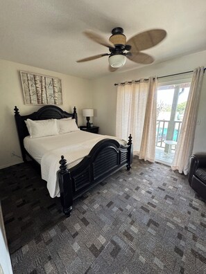 Quarto econômico, 1 cama Queen, vista para a cidade | Cofres nos quartos, individualmente decorados