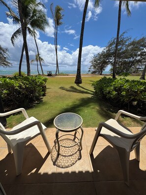 Quarto panorâmico, 2 camas Queen, vista para o oceano, de frente para o oceano | Terraço/pátio