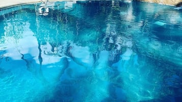 Außenpool, geöffnet von 09:00 Uhr bis 20:00 Uhr, Sonnenschirme