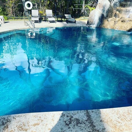 Cascada en la piscina