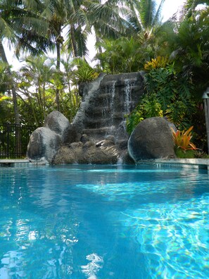 Outdoor pool, open 9:00 AM to 8:00 PM, pool umbrellas, sun loungers - Hotel Coral Reef (Kapaa)