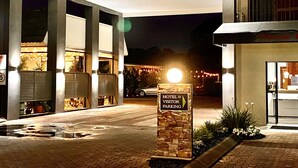 Un motel con un cartel que indica estacionamiento para visitantes.