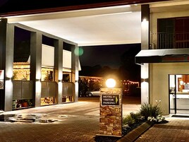 Un motel con un cartel que indica estacionamiento para visitantes.