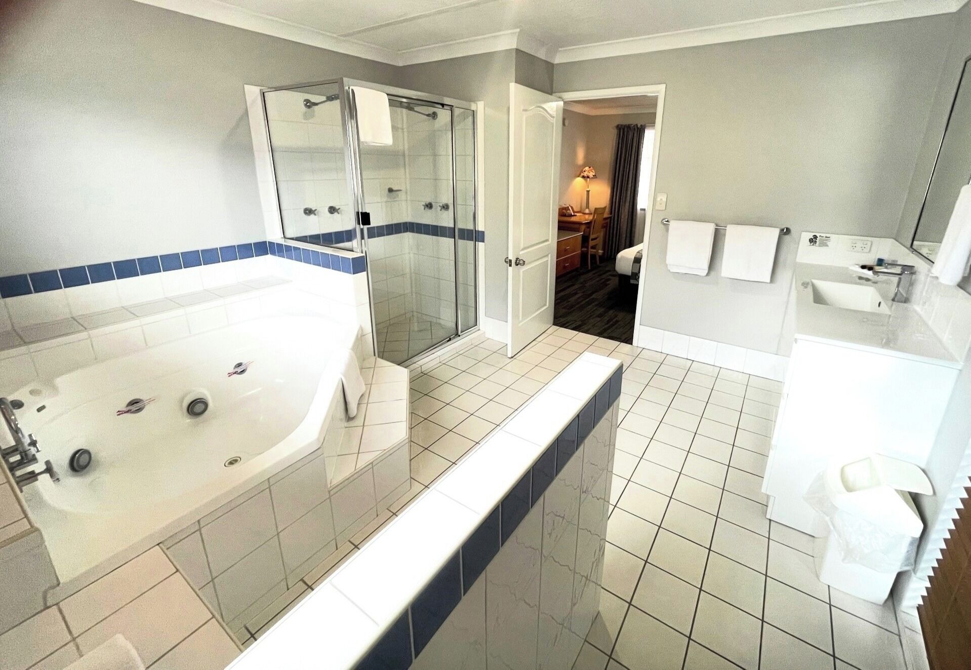 1 Bedroom Apartment | Bathroom | Free toiletries, hair dryer, towels