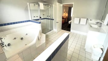 1 Bedroom Apartment | Bathroom | Free toiletries, hair dryer, towels