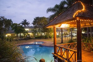 야외 수영장, 수영장 파라솔, 일광욕 의자