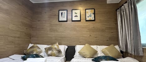 Kamar Quadruple | Tirai kedap cahaya, kedap suara, dan Wi-Fi gratis