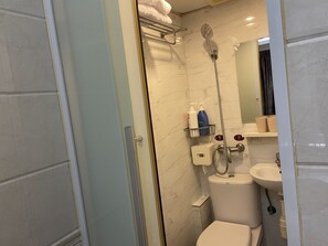 Doppelzimmer | Verdunkelungsvorhänge, schallisolierte Zimmer, kostenloses WLAN