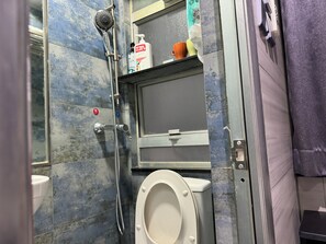 Twin kamer | Badkamer | Een douche, gratis toiletartikelen, een haardroger, handdoeken