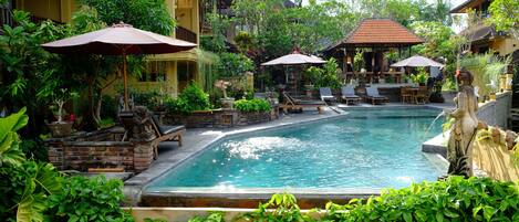 Kolam renang outdoor, dengan kursi berjemur