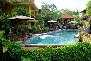 Outdoor pool, sun loungers - Jati 3 Bungalows (Ubud)