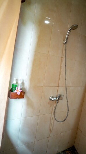 Shower, hair dryer, towels - Jati 3 Bungalows (Ubud)