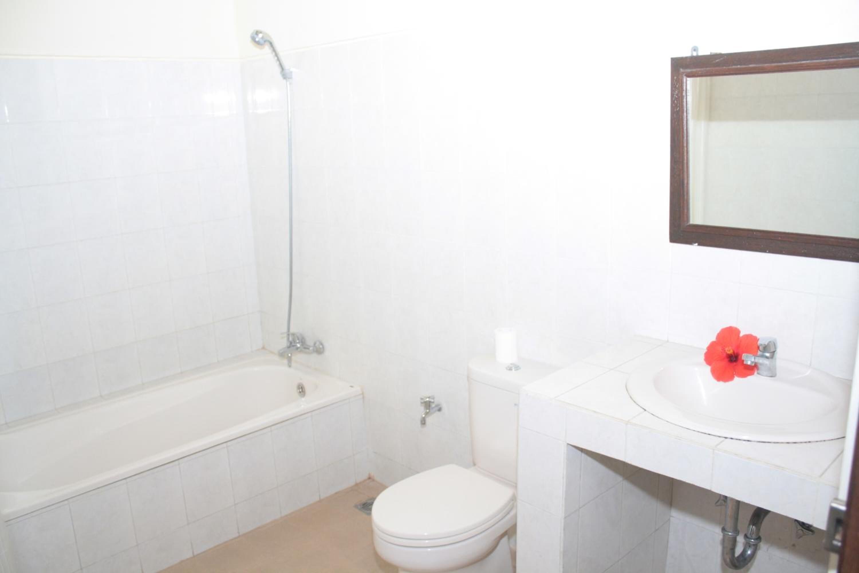 Un baño con bañera, inodoro y lavabo.