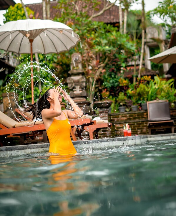 Outdoor pool, pool loungers - Jati 3 Bungalows (Ubud)