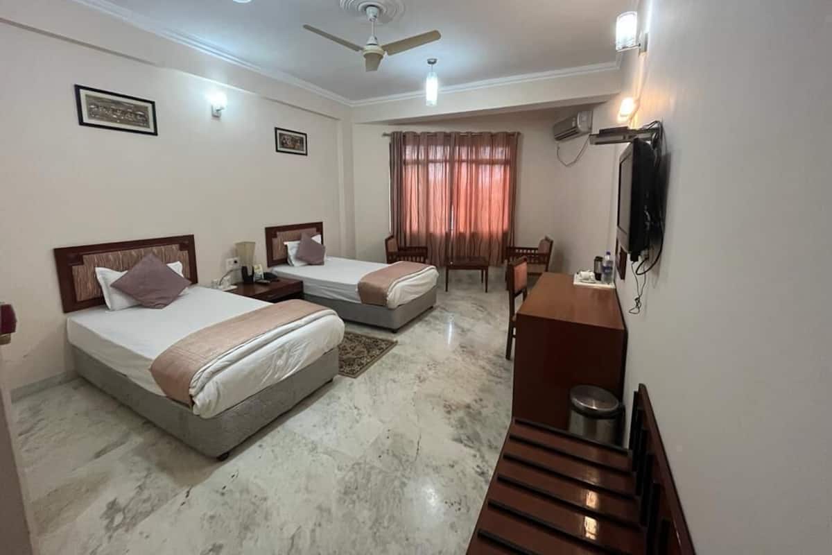 Egyptian cotton sheets, premium bedding, in-room safe, desk