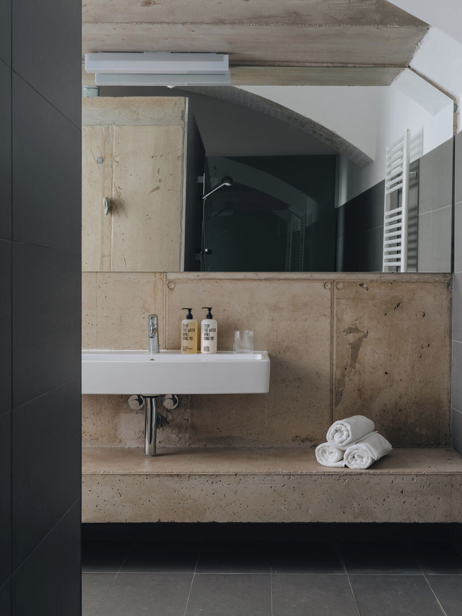 Tweepersoonskamer (Shared Kitchen) | Badkamer | Een douche, gratis toiletartikelen, een haardroger, handdoeken