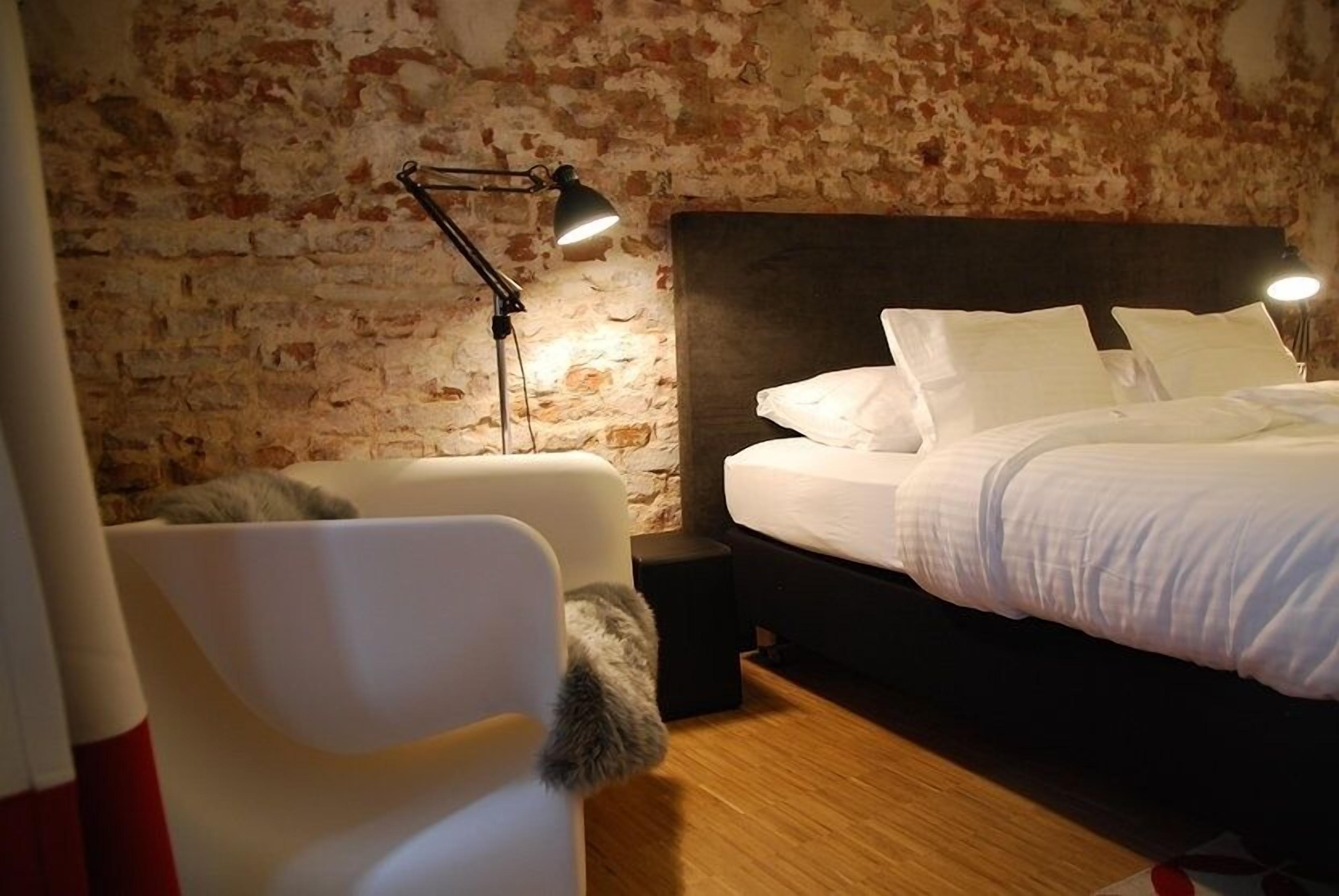 Double Room (Shared Kitchen) | Minibar, individually decorated, individually furnished, desk