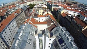 Un edificio de gran altura con un diseño arquitectónico moderno, que presenta un patio central y varios balcones.