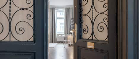 Apartment, 1 Bedroom, Kitchen | Minibar, individually decorated, individually furnished, desk