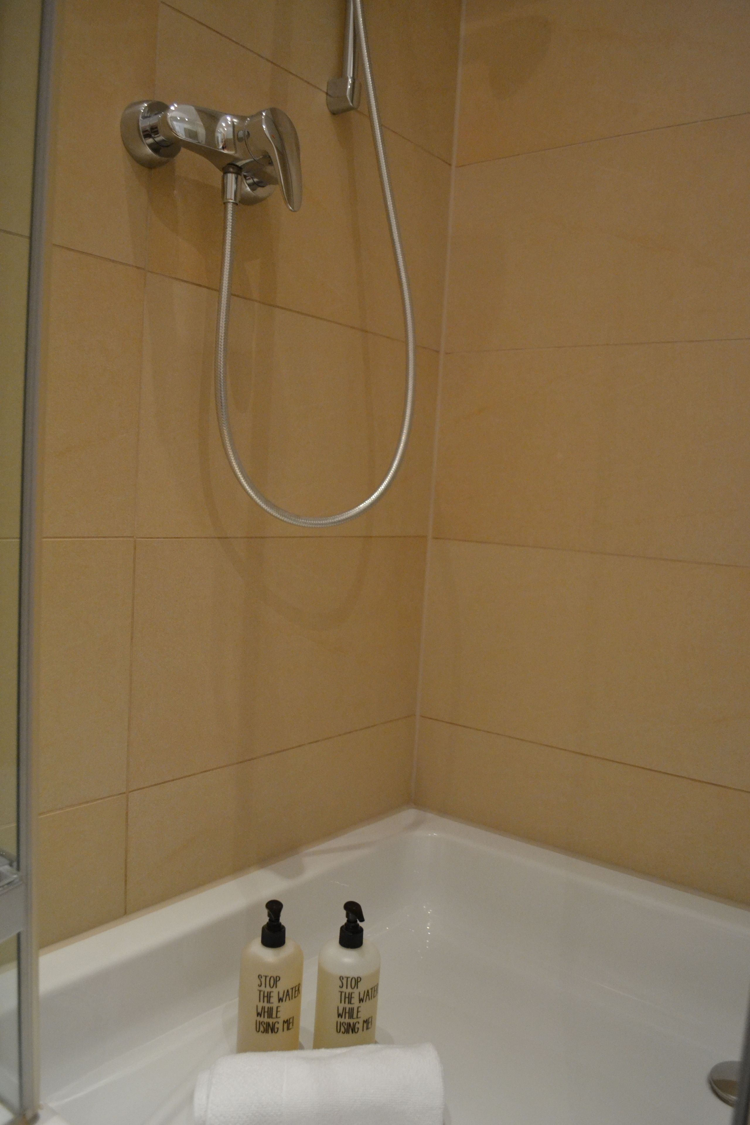 City studio, 1 tweepersoonsbed, keuken, tuin | Badkamer met douche