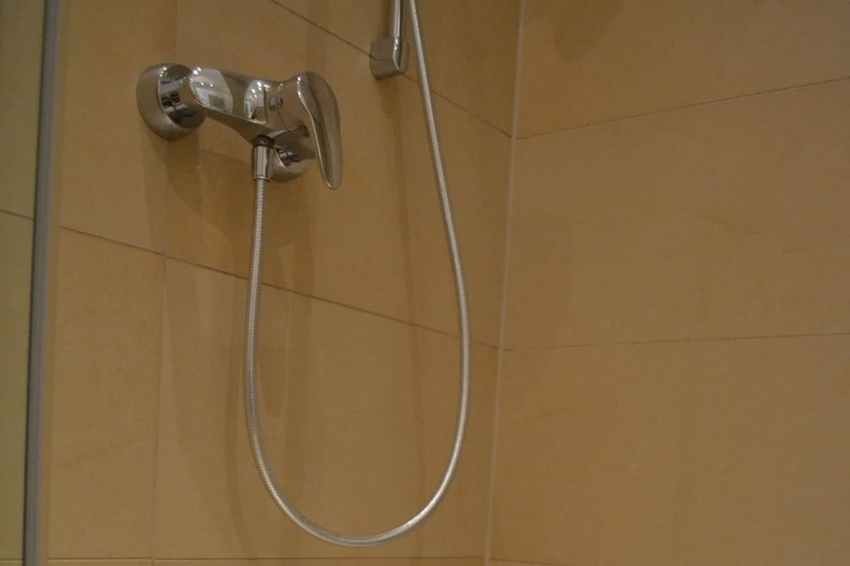 Studio Ville, 1 lit double, cuisine, côté jardin | Douche de la salle de bain