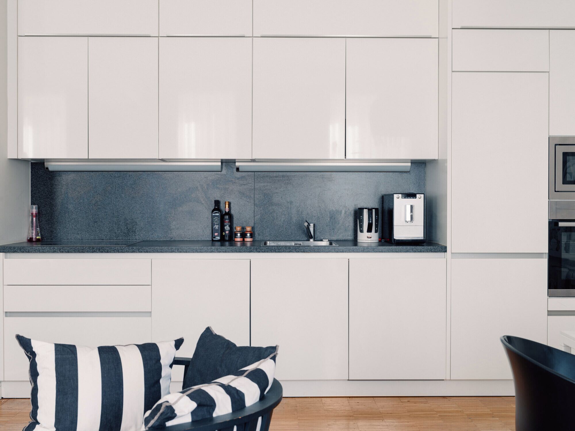 Een koelkast, een koffiezetapparaat/waterkoker, een broodrooster