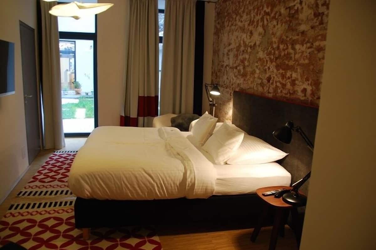 Double Room (Shared Kitchen) | 1 bedroom, minibar, individually decorated, individually furnished