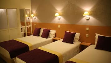Habitación triple | Escritorio, wifi gratis y ropa de cama