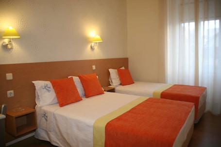Triple Room | Desk, free WiFi, bed sheets. Estrela dos Anjos
