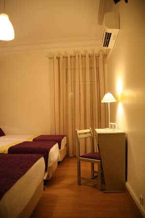 Triple Room | Desk, free WiFi, bed sheets - Estrela dos Anjos (Lisbon)