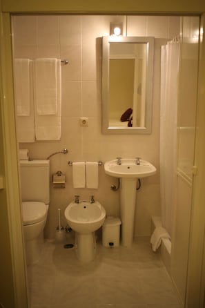 Ducha, secador de pelo, toallas