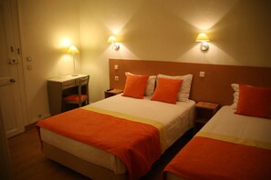 Triple Room | Desk, free WiFi, bed sheets - Estrela dos Anjos (Lisbon)