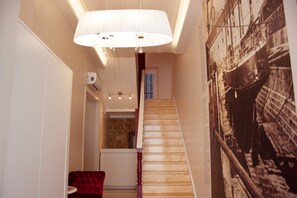 Reception - Lisbon Arsenal Suites (Lisbon)