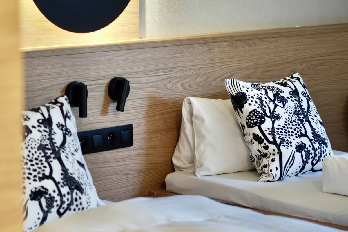 Triple Room (1 room / 3 persons / 3 singles) | 羽绒被、客房内保险箱、笔记本电脑工作区、免费 WiFi