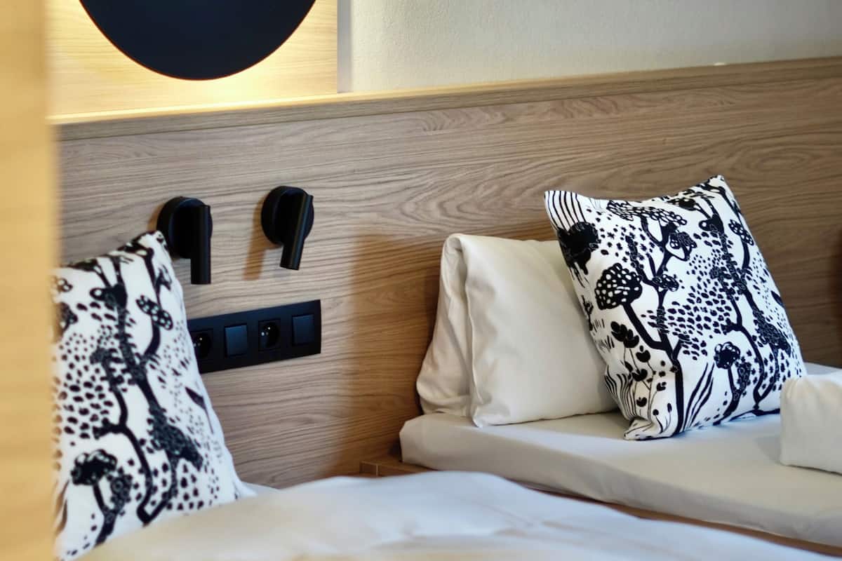 ألحفة محشوة بالريش وخزنة داخل الغرفة وبديكورات فريدة لكل غرفة