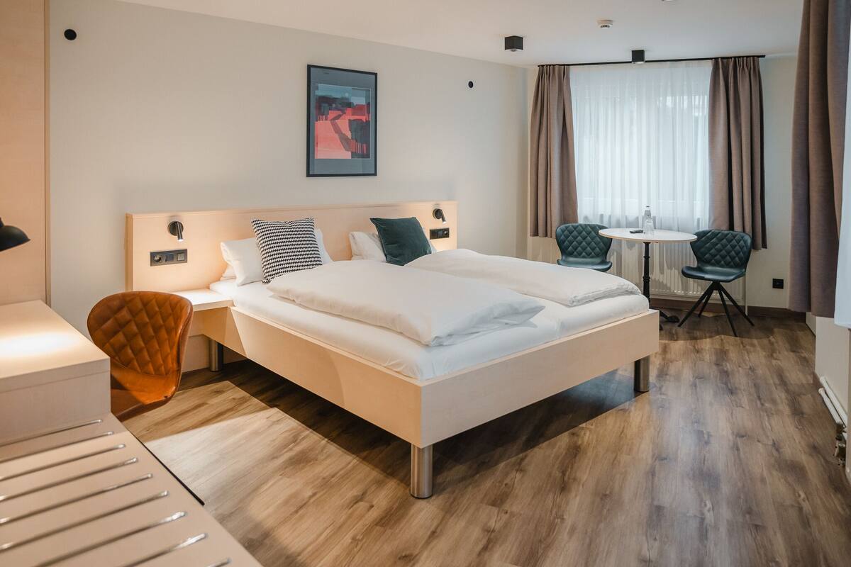 Family Room (2 rooms / 4 persons / 1 double, 2 singles) | 羽绒被、客房内保险箱、笔记本电脑工作区、免费 WiFi
