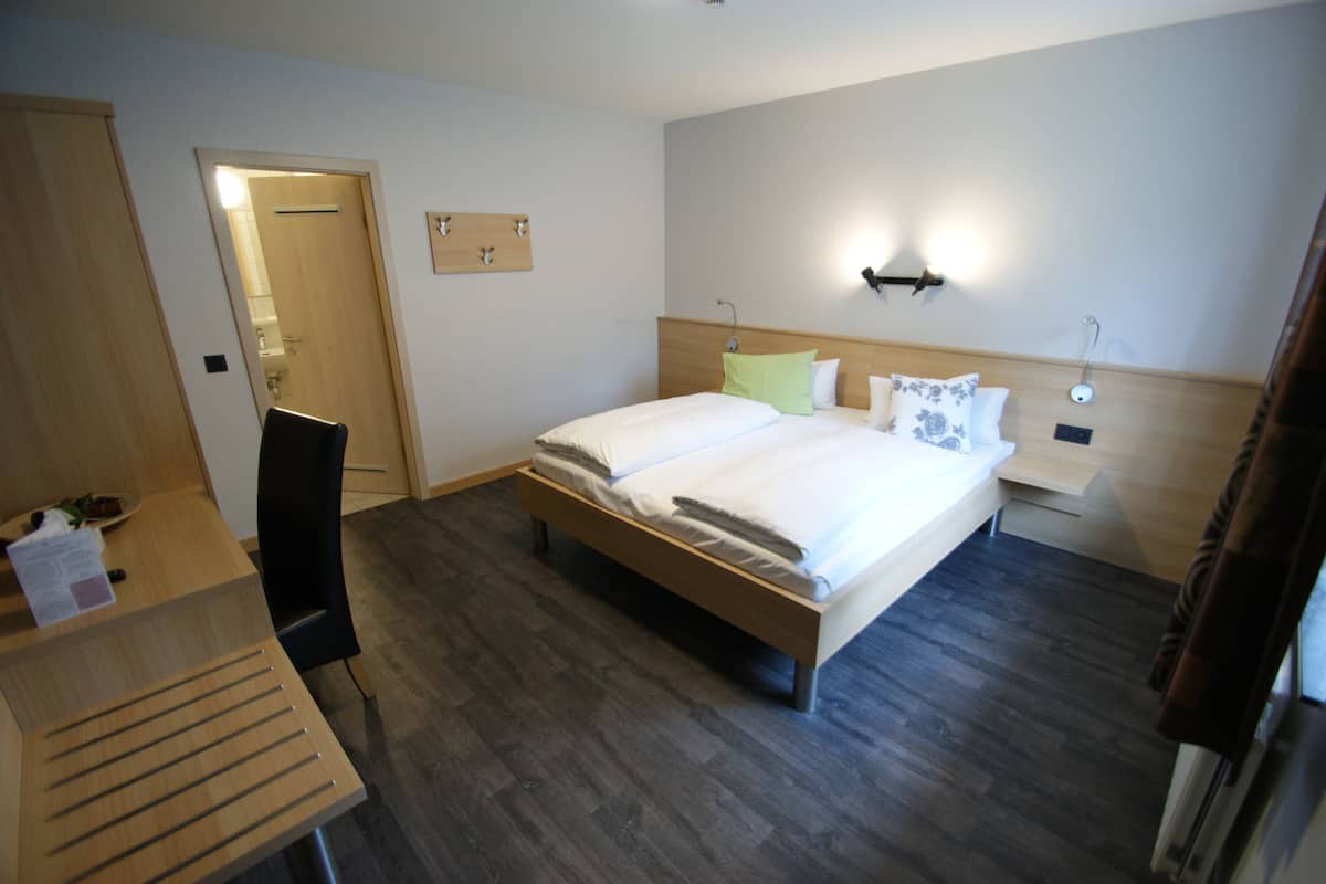 Family Room (2 rooms / 5 persons / 1 double,  3 singles) | 羽绒被、客房内保险箱、笔记本电脑工作区、免费 WiFi