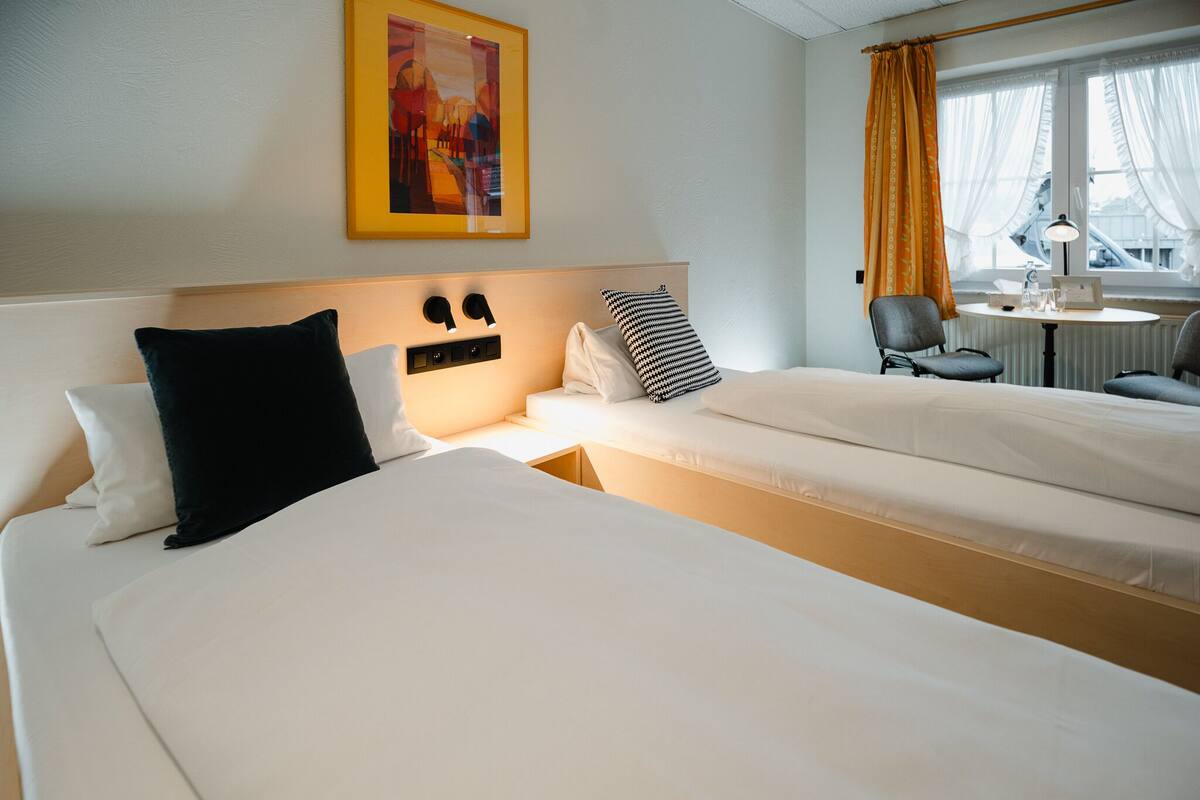 Standard Single/Double Room (1 room / 1 double or 2 singles) | 羽绒被、客房内保险箱、笔记本电脑工作区、免费 WiFi