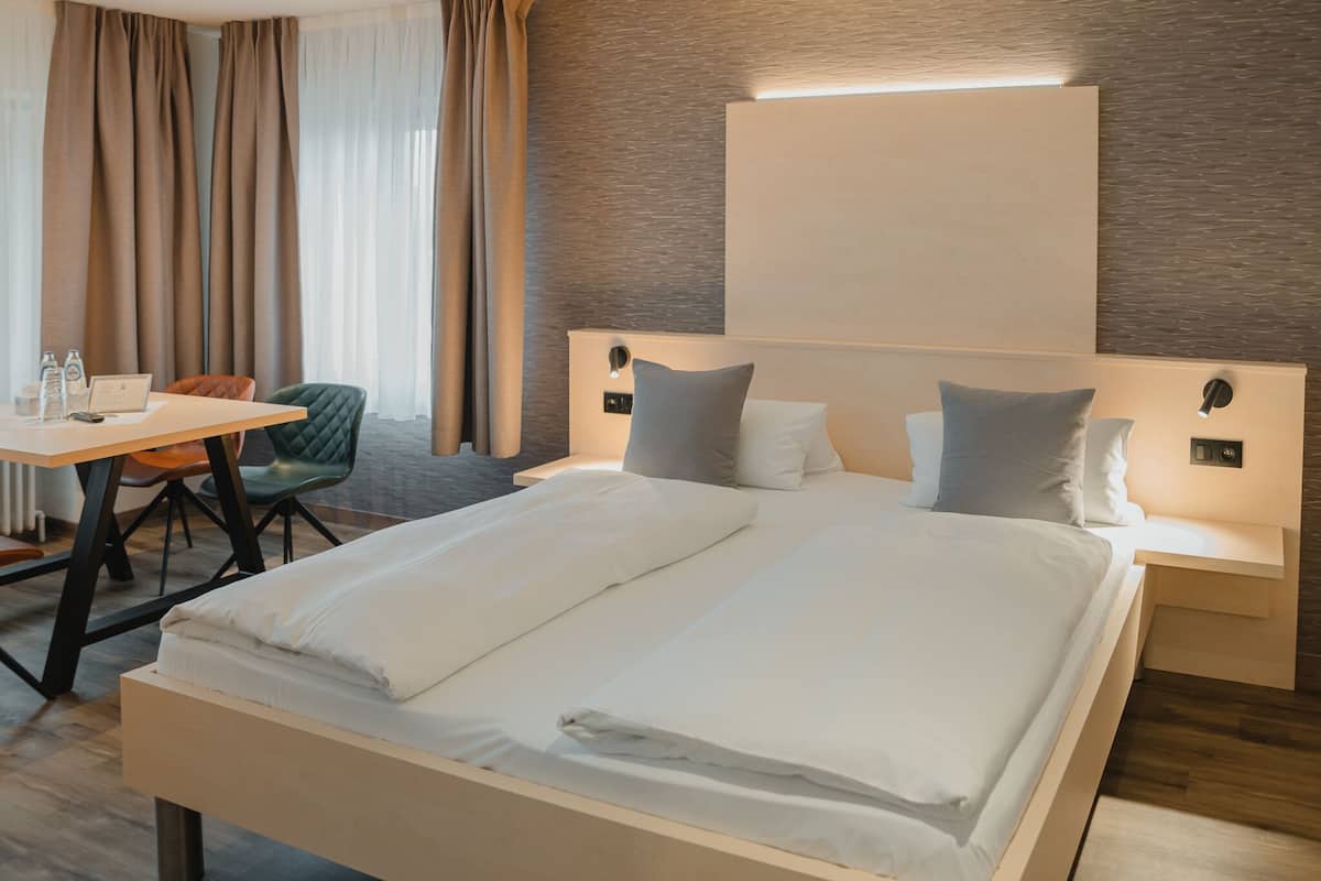 Family Room (3 rooms / 6 persons / 1 double, 4 singles) | 羽绒被、客房内保险箱、笔记本电脑工作区、免费 WiFi